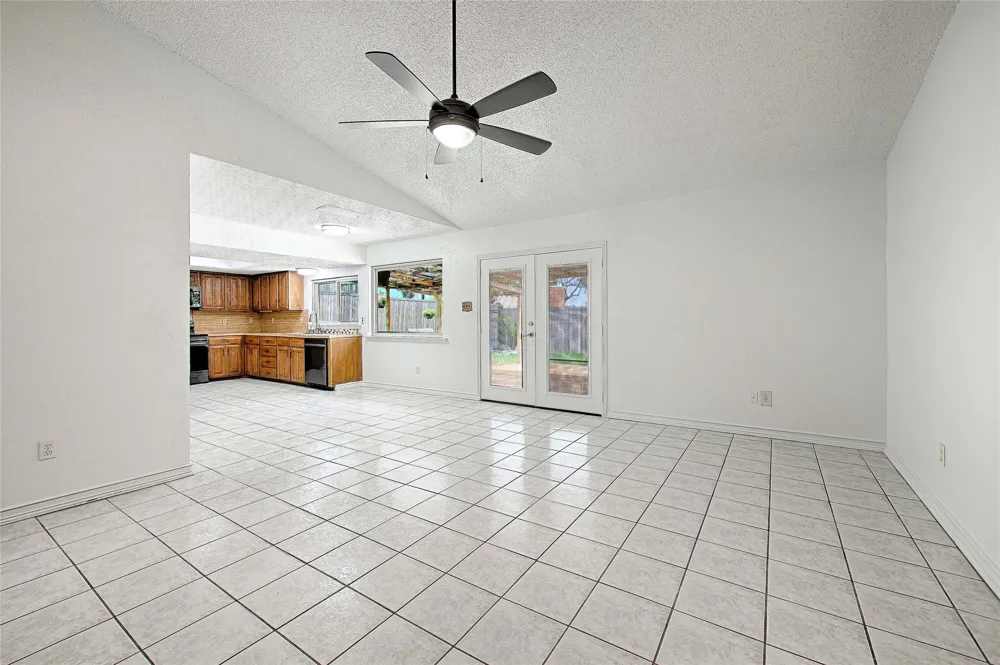 2511 Via Avenida Carrollton, TX 75006