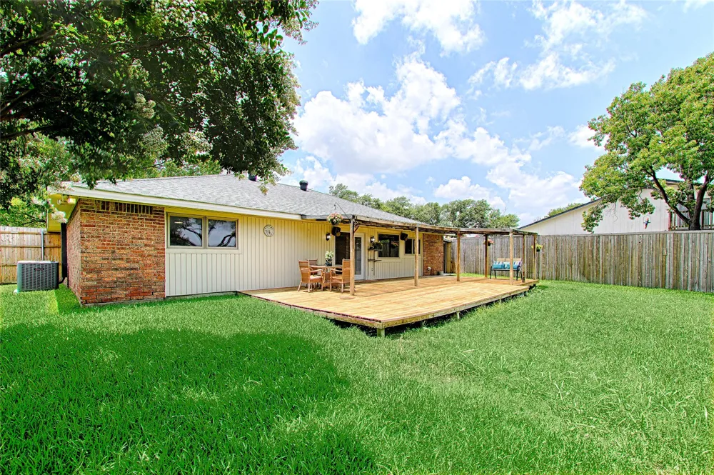 2511 Via Avenida Carrollton, TX 75006