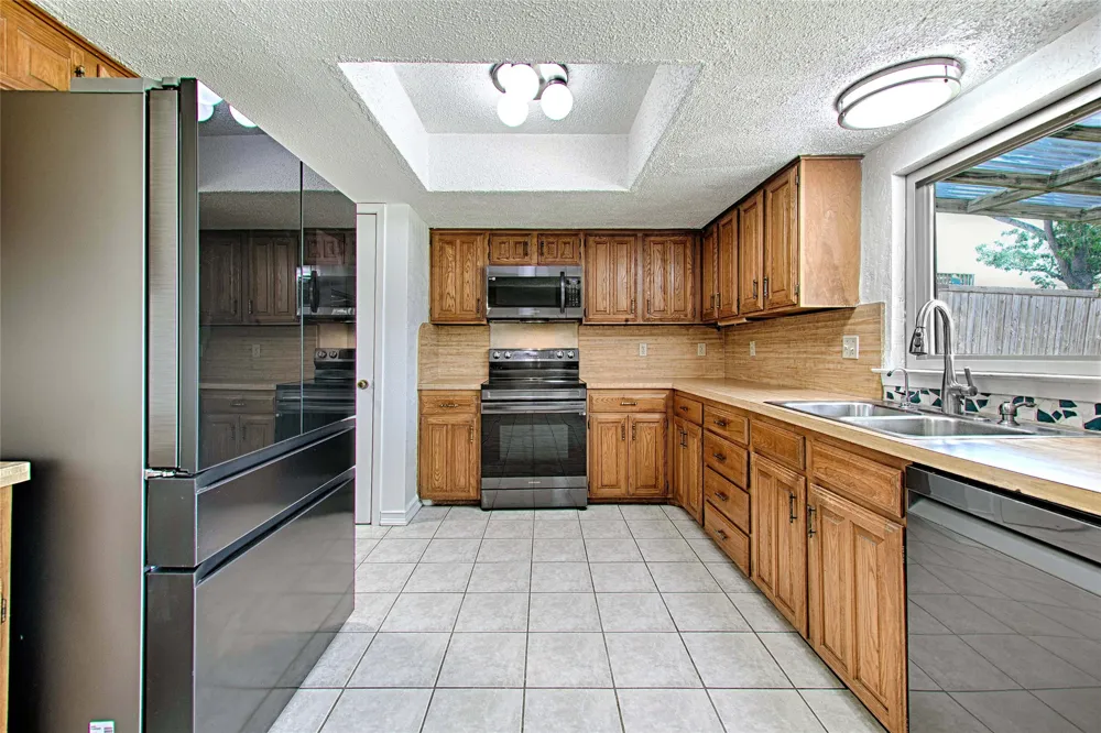 2511 Via Avenida Carrollton, TX 75006