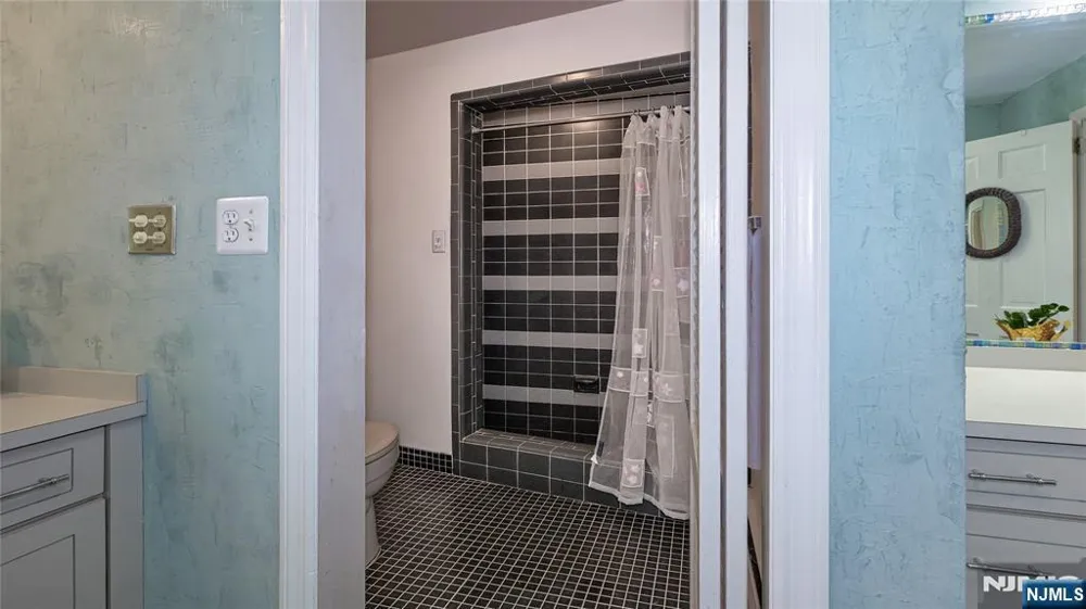 460 Laurel Lane Kinnelonugh, NJ 07405