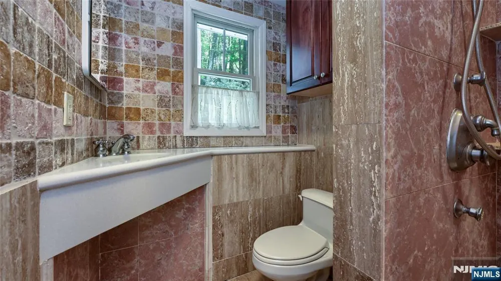 460 Laurel Lane Kinnelonugh, NJ 07405