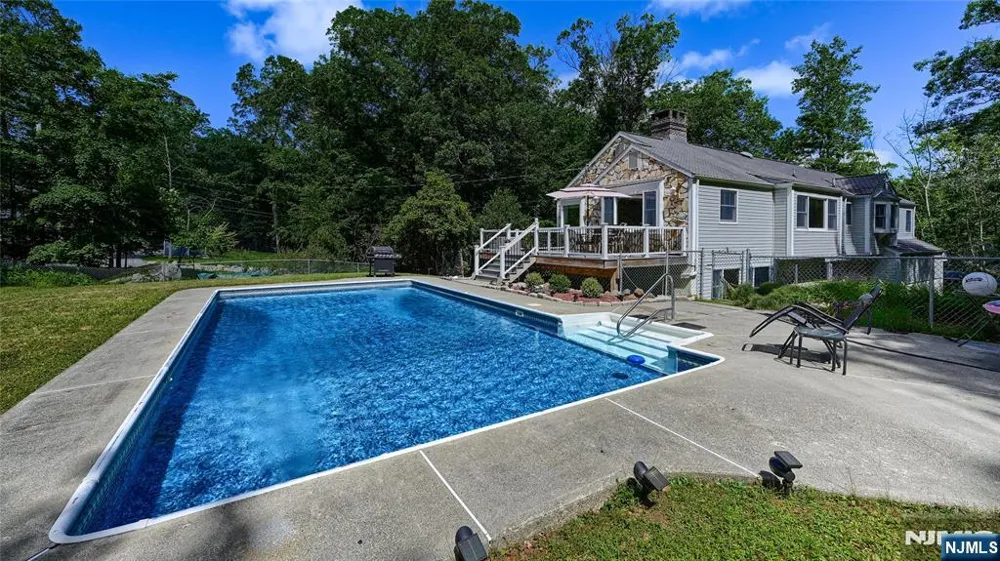 460 Laurel Lane Kinnelonugh, NJ 07405