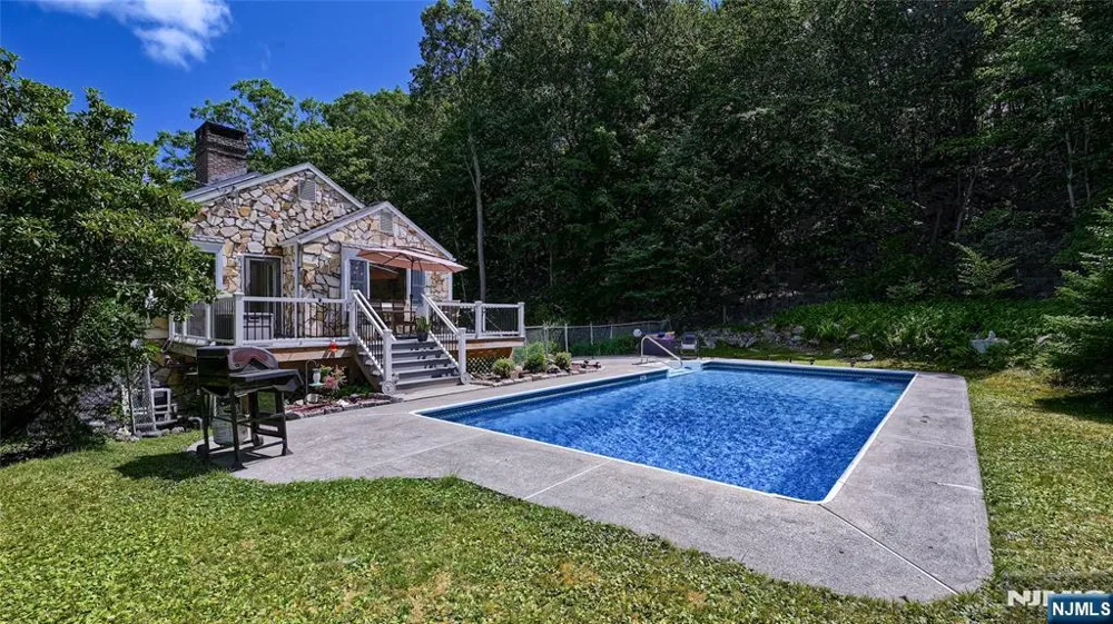 460 Laurel Lane Kinnelonugh, NJ 07405