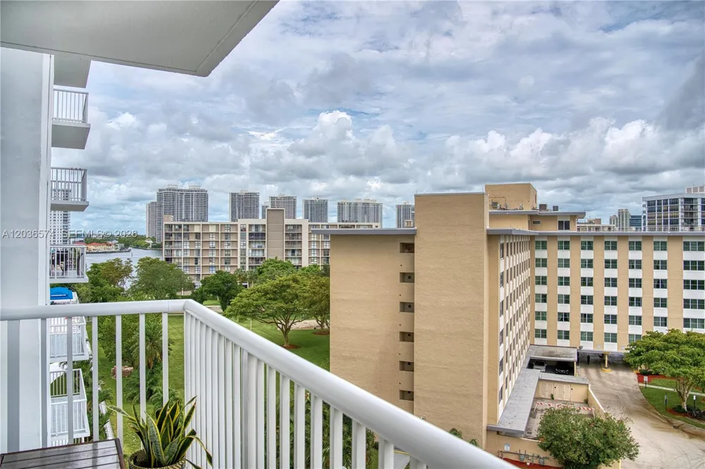 231 174th St #818 Sunny Isles Beach, FL 33160