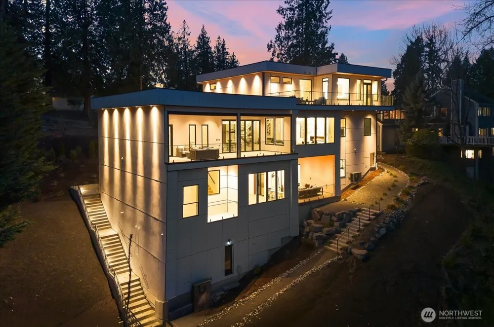 3806 95th Avenue NE Yarrow Point, WA 98004