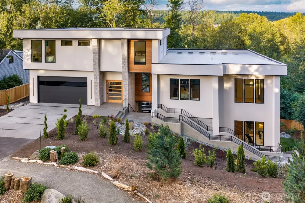3806 95th Avenue NE Yarrow Point, WA 98004