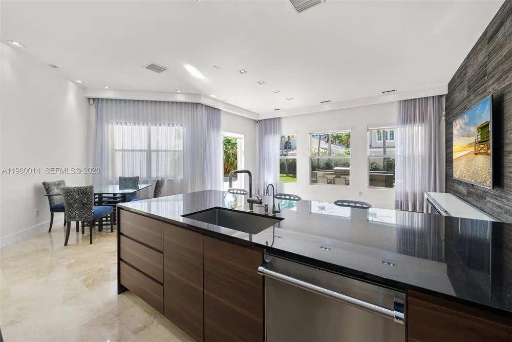 822 Meridian Ln Hollywood, FL 33019