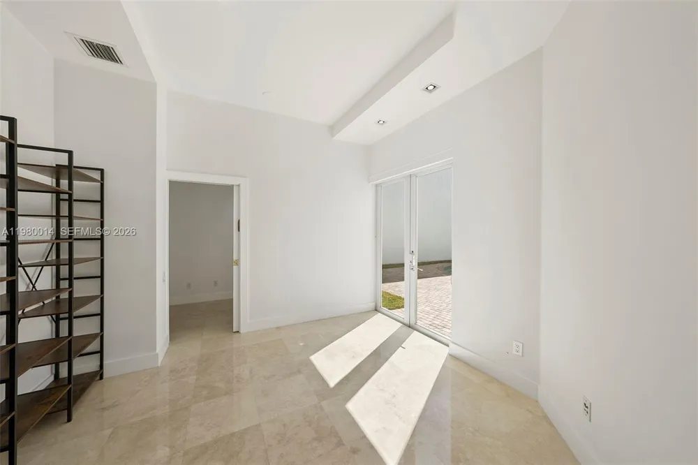 822 Meridian Ln Hollywood, FL 33019