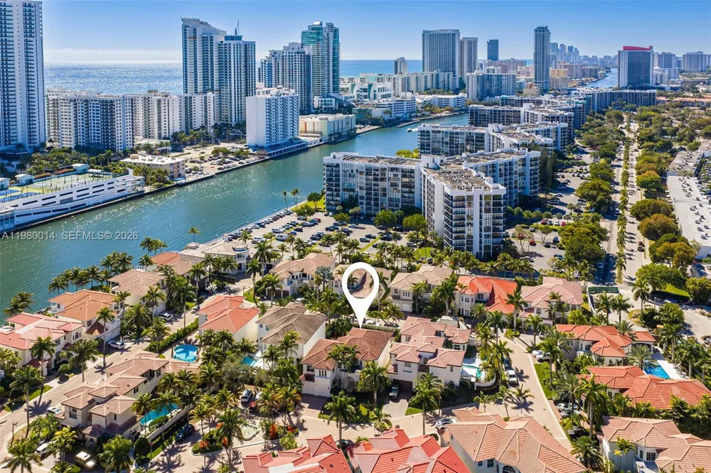 822 Meridian Ln Hollywood, FL 33019