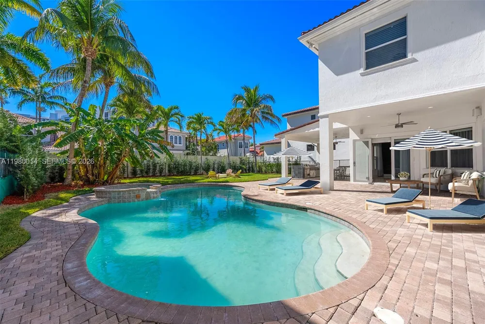 822 Meridian Ln Hollywood, FL 33019