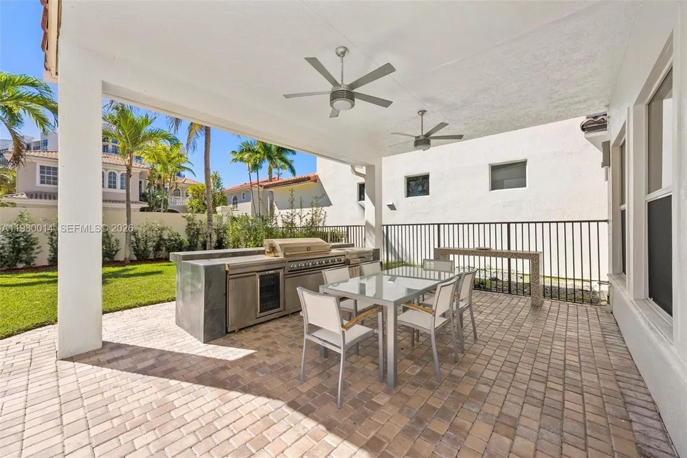 822 Meridian Ln Hollywood, FL 33019