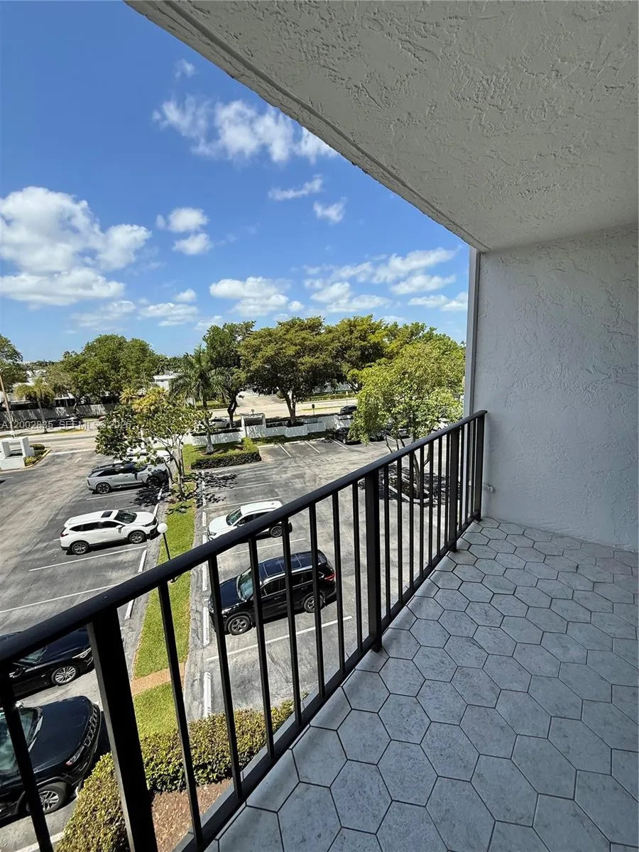 1000 Parkview Dr #407 Hallandale Beach, FL 33009
