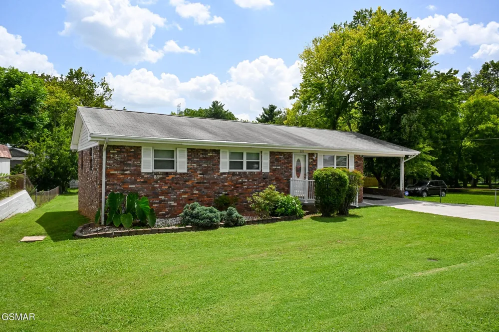 220 Pinedale Street Maryville, TN 37801