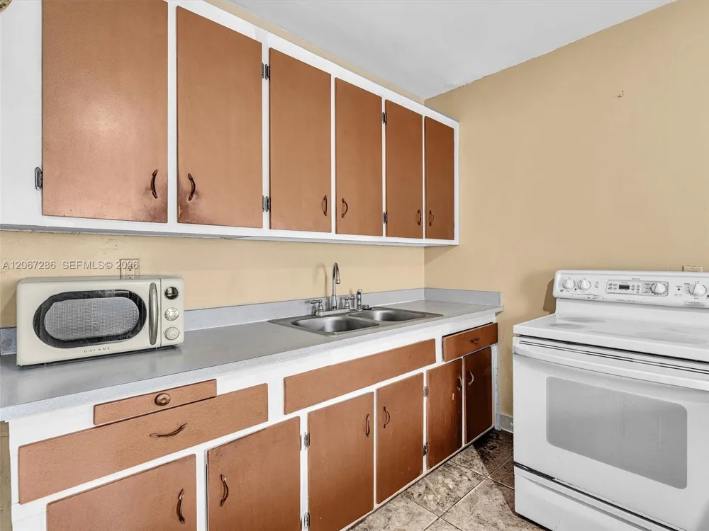 10 SW 72nd Ave Miami, FL 33144