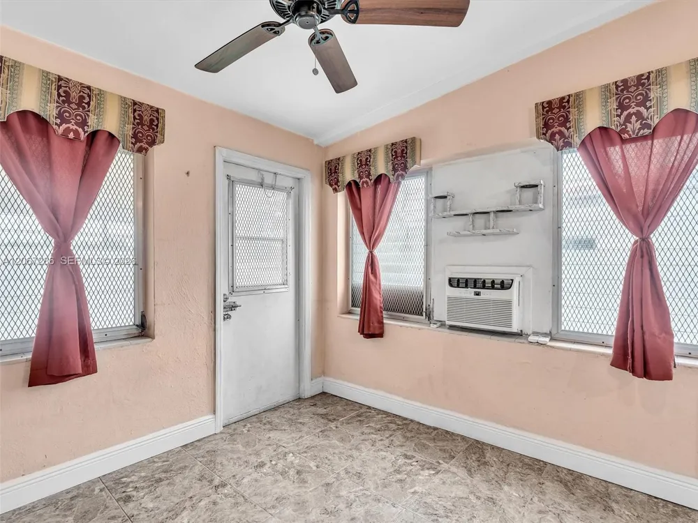10 SW 72nd Ave Miami, FL 33144