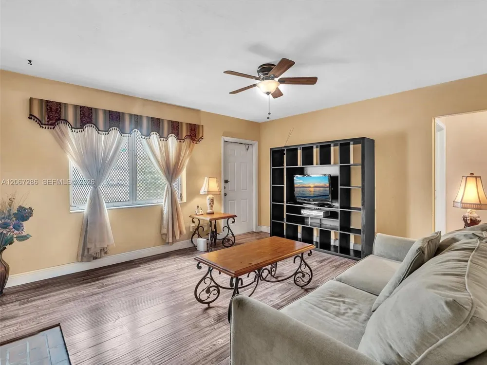 10 SW 72nd Ave Miami, FL 33144