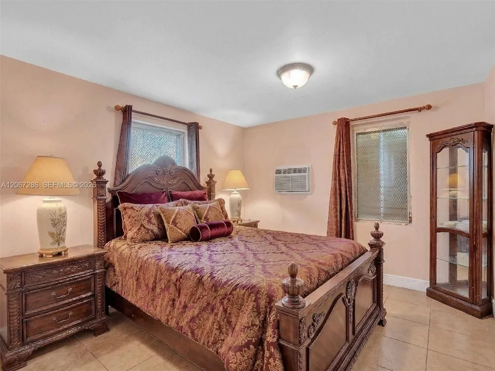 10 SW 72nd Ave Miami, FL 33144