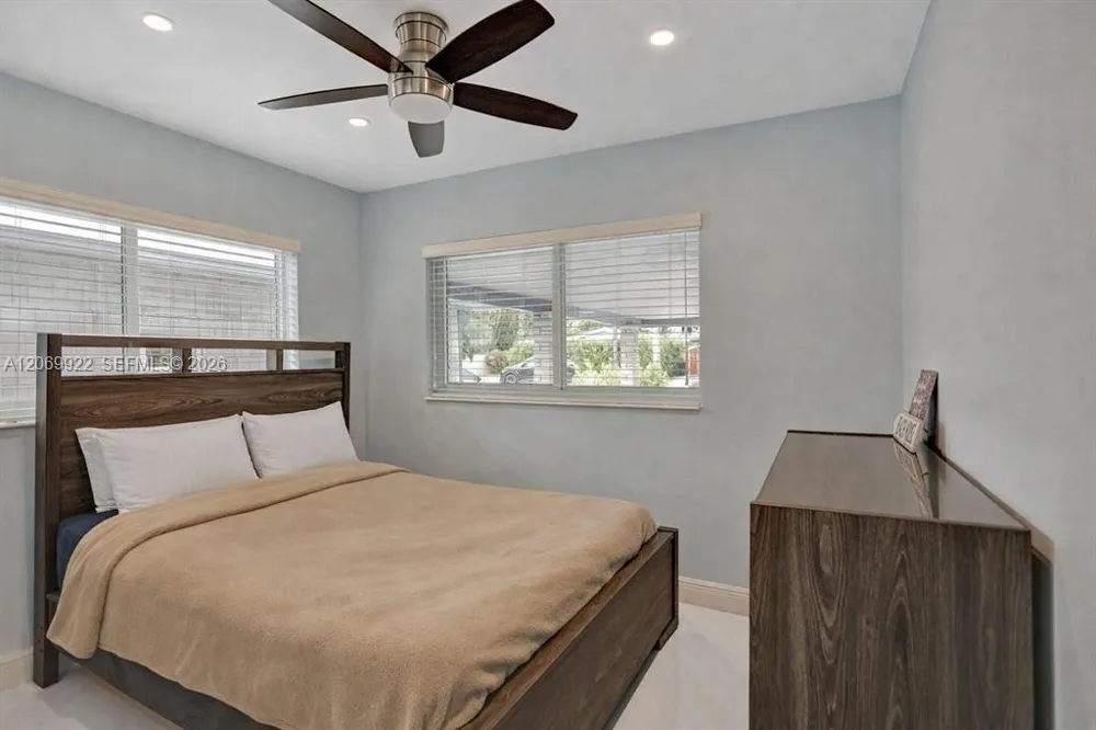 1580 NE 34th St Oakland Park, FL 33334