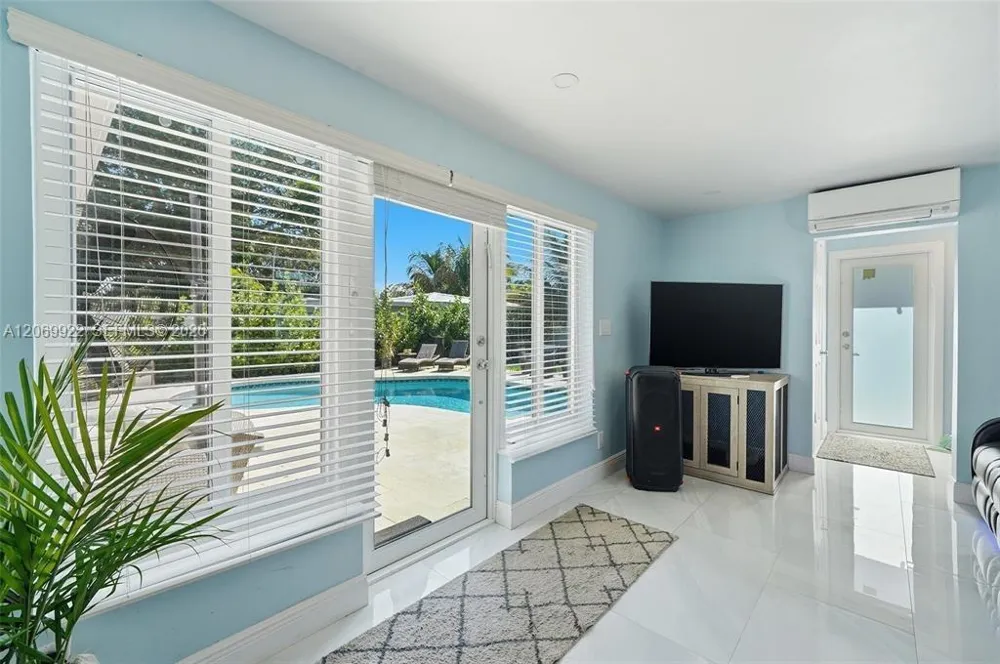 1580 NE 34th St Oakland Park, FL 33334