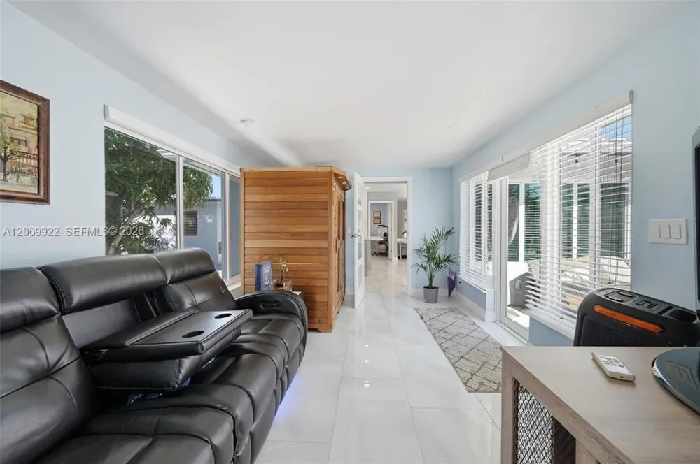1580 NE 34th St Oakland Park, FL 33334