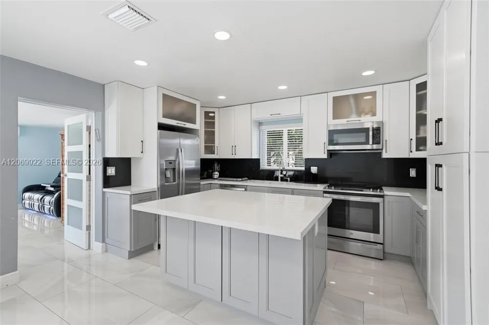 1580 NE 34th St Oakland Park, FL 33334