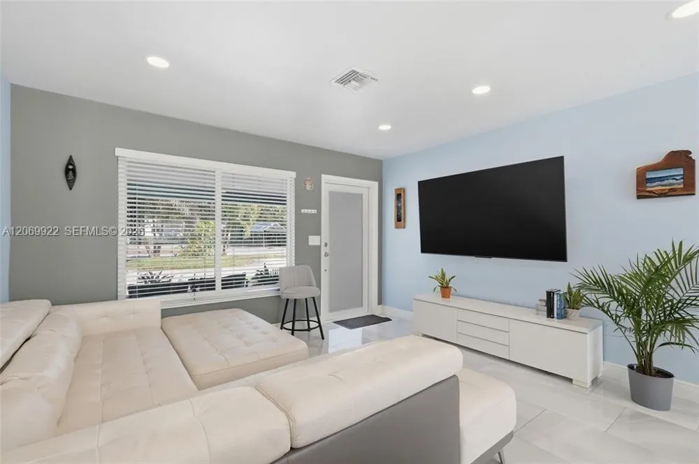 1580 NE 34th St Oakland Park, FL 33334
