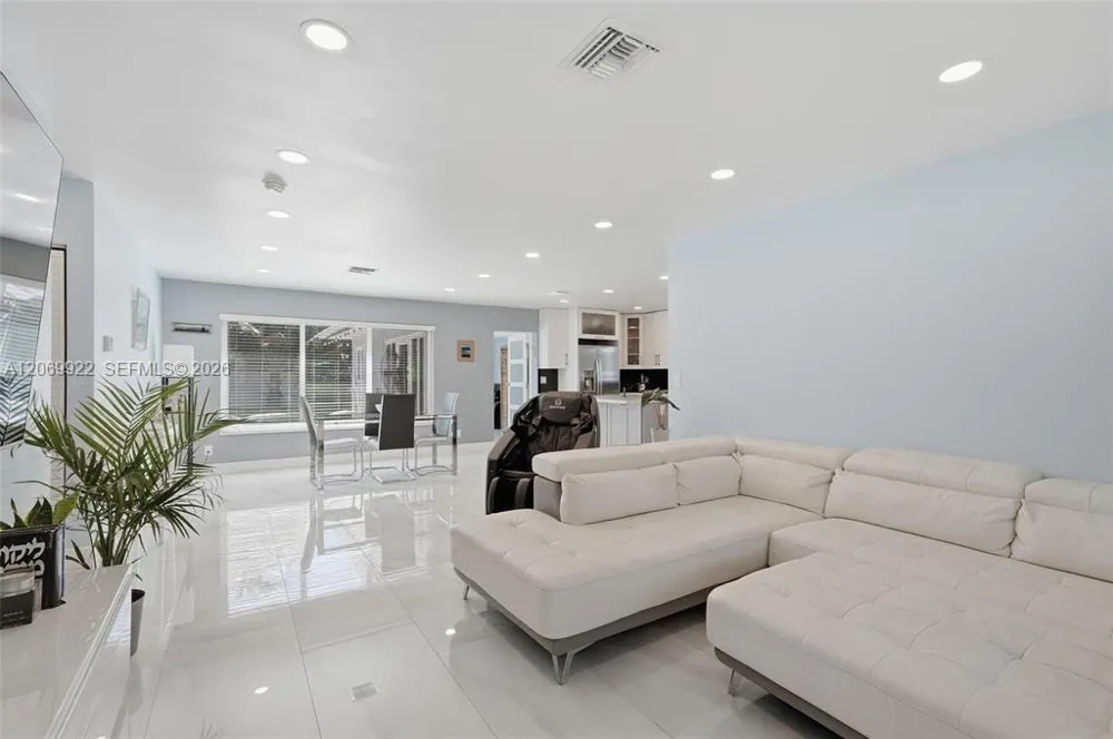 1580 NE 34th St Oakland Park, FL 33334