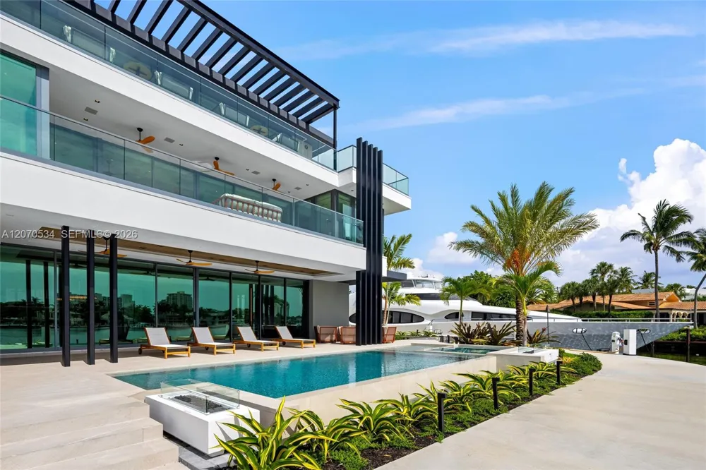1400 W Lake Dr Fort Lauderdale, FL 33316