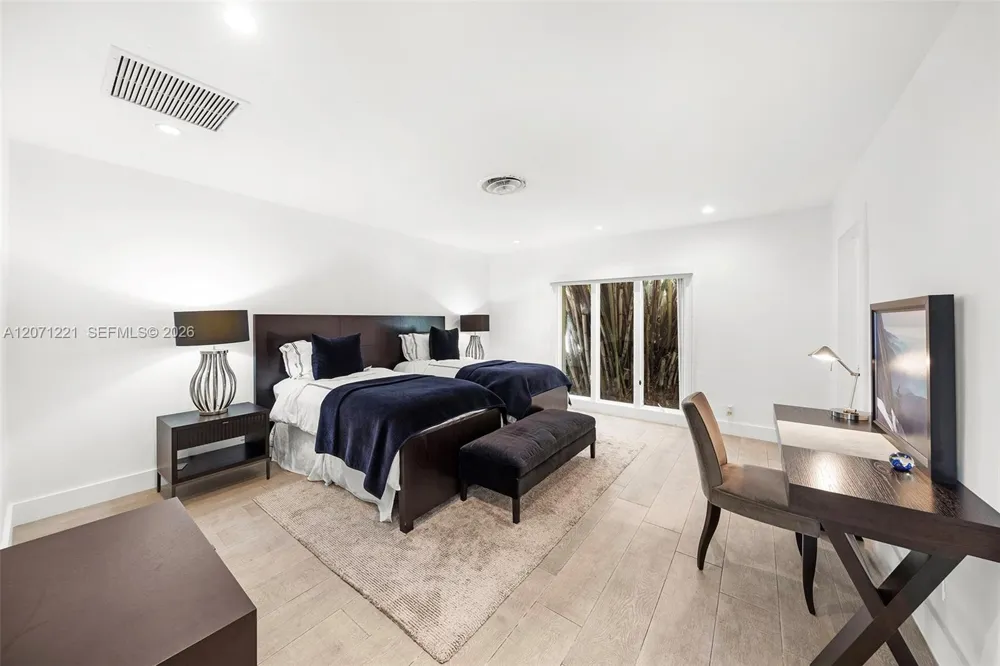 520 S Mashta Dr Key Biscayne, FL 33149