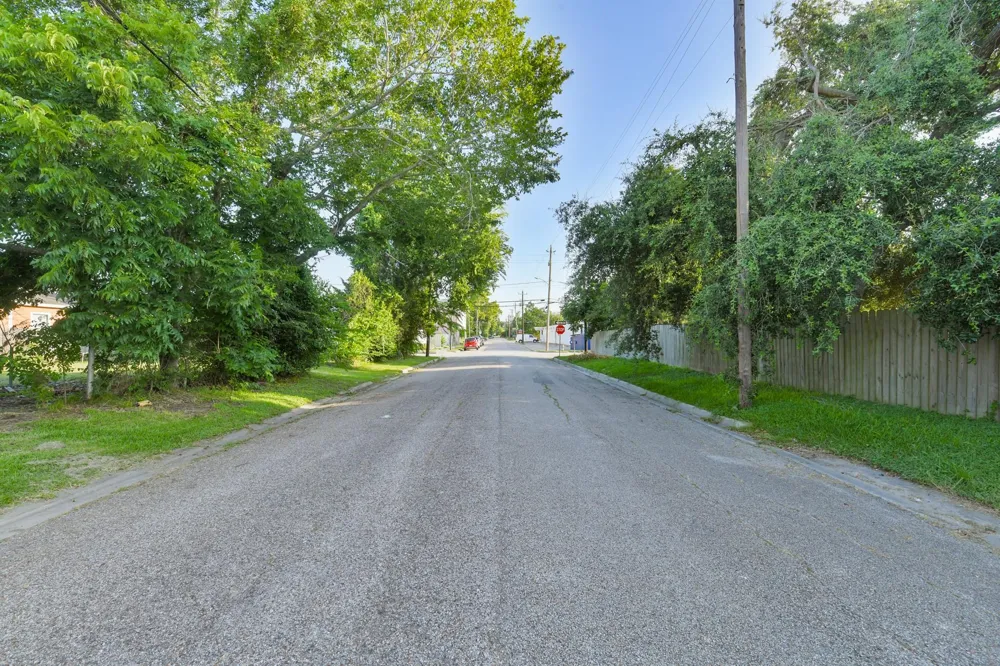 200 E Defee Avenue Baytown, TX 77520