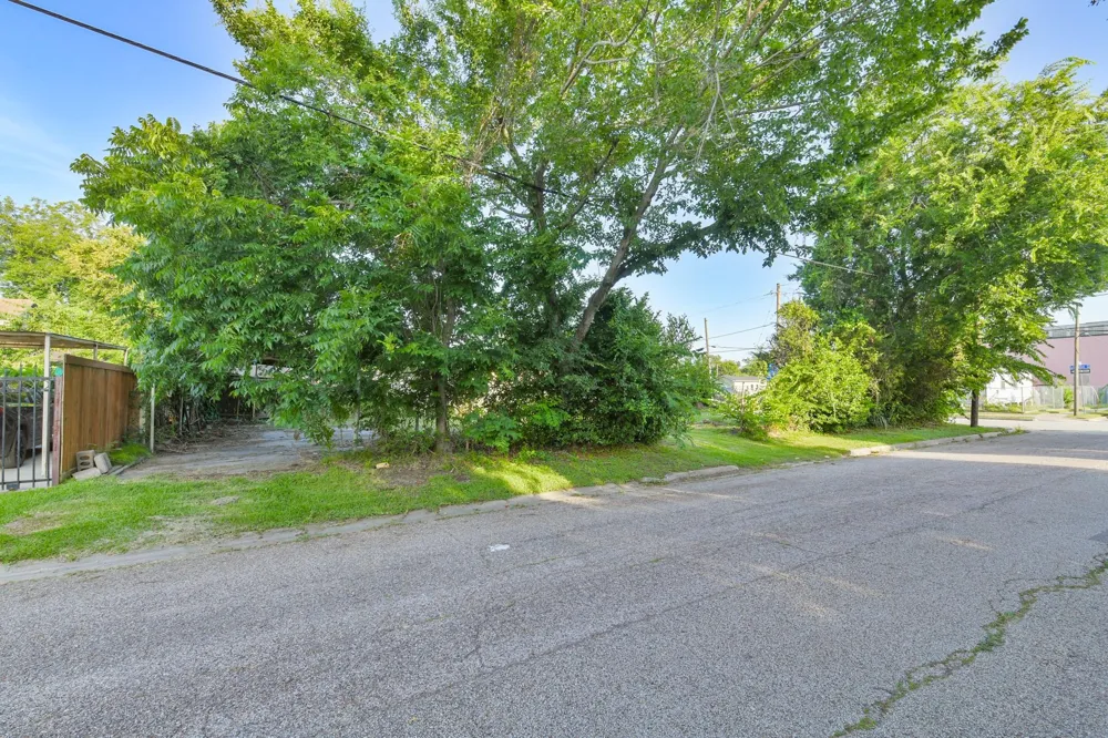 200 E Defee Avenue Baytown, TX 77520