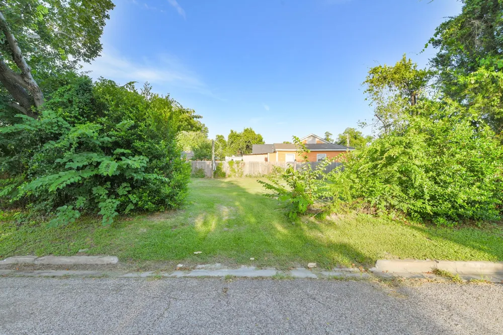 200 E Defee Avenue Baytown, TX 77520