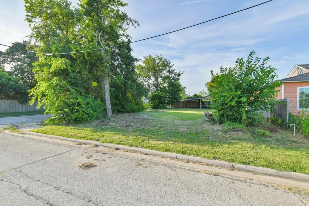 200 E Defee Avenue Baytown, TX 77520