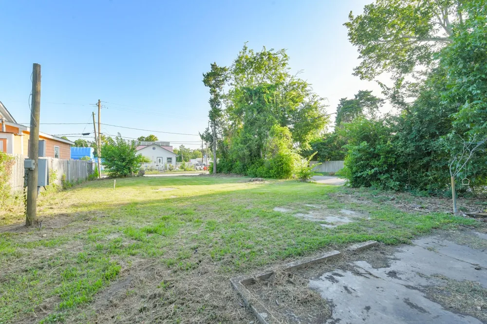 200 E Defee Avenue Baytown, TX 77520