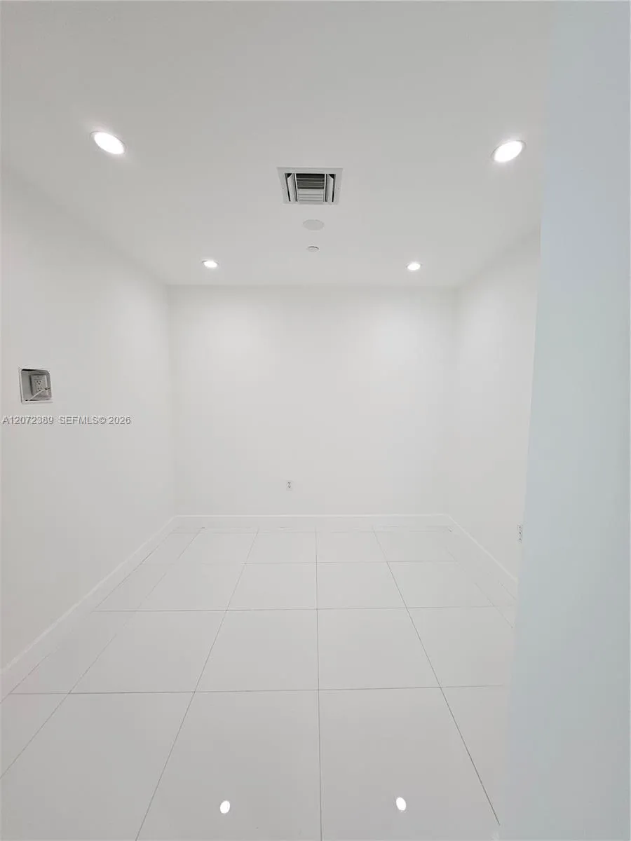 900 Biscayne Blvd #4210 Miami, FL 33132