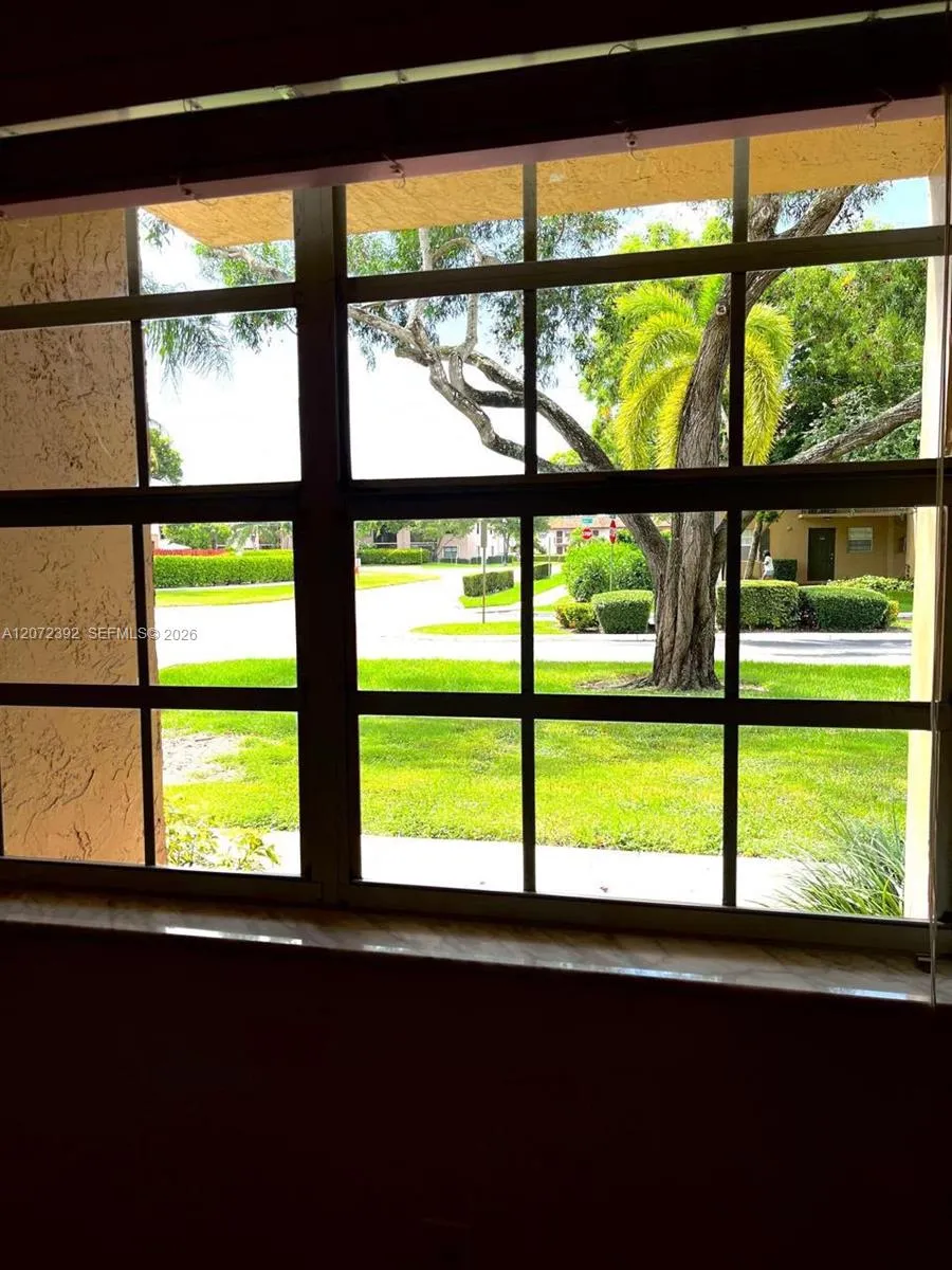 10468 NW 8th St #102 Pembroke Pines, FL 33026