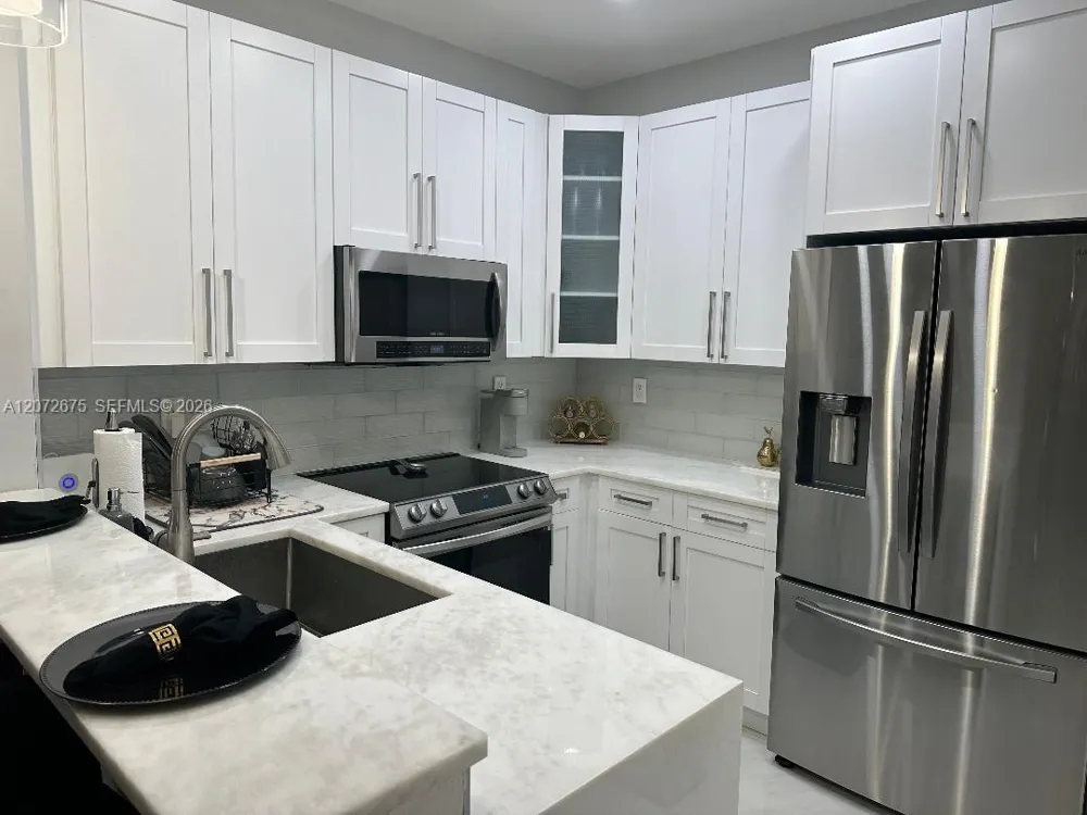 7690 S Southwood Cir Davie, FL 33328