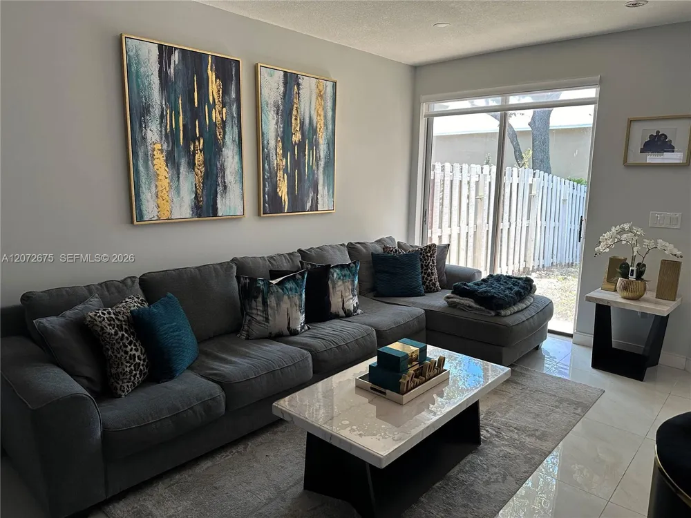 7690 S Southwood Cir Davie, FL 33328