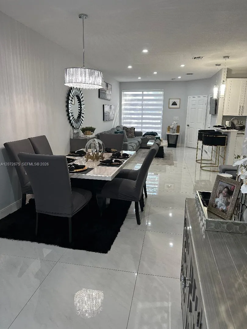 7690 S Southwood Cir Davie, FL 33328