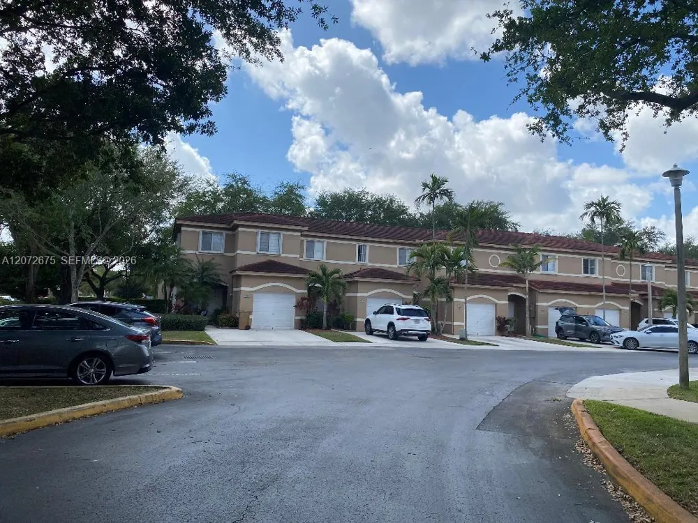 7690 S Southwood Cir Davie, FL 33328