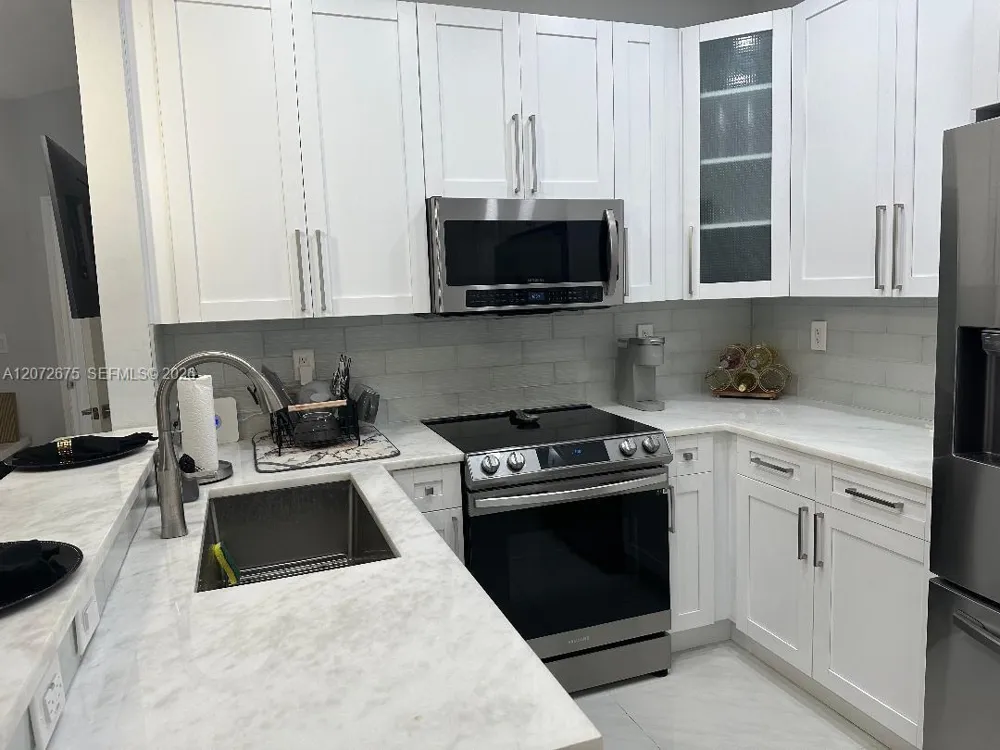 7690 S Southwood Cir Davie, FL 33328