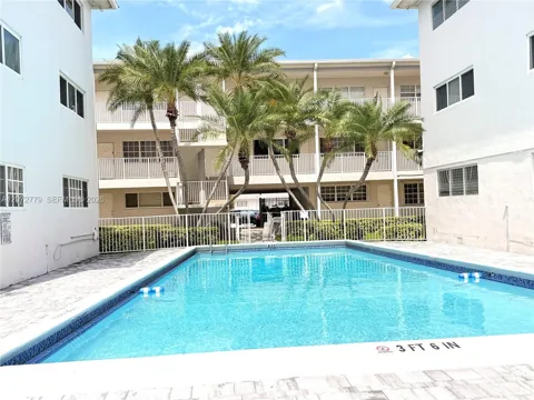 462 Golden Isles Dr #305