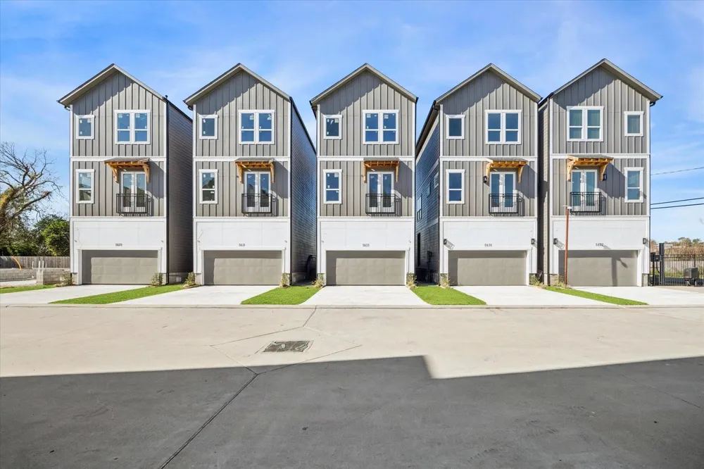 5621 Azores Houston, TX 77091