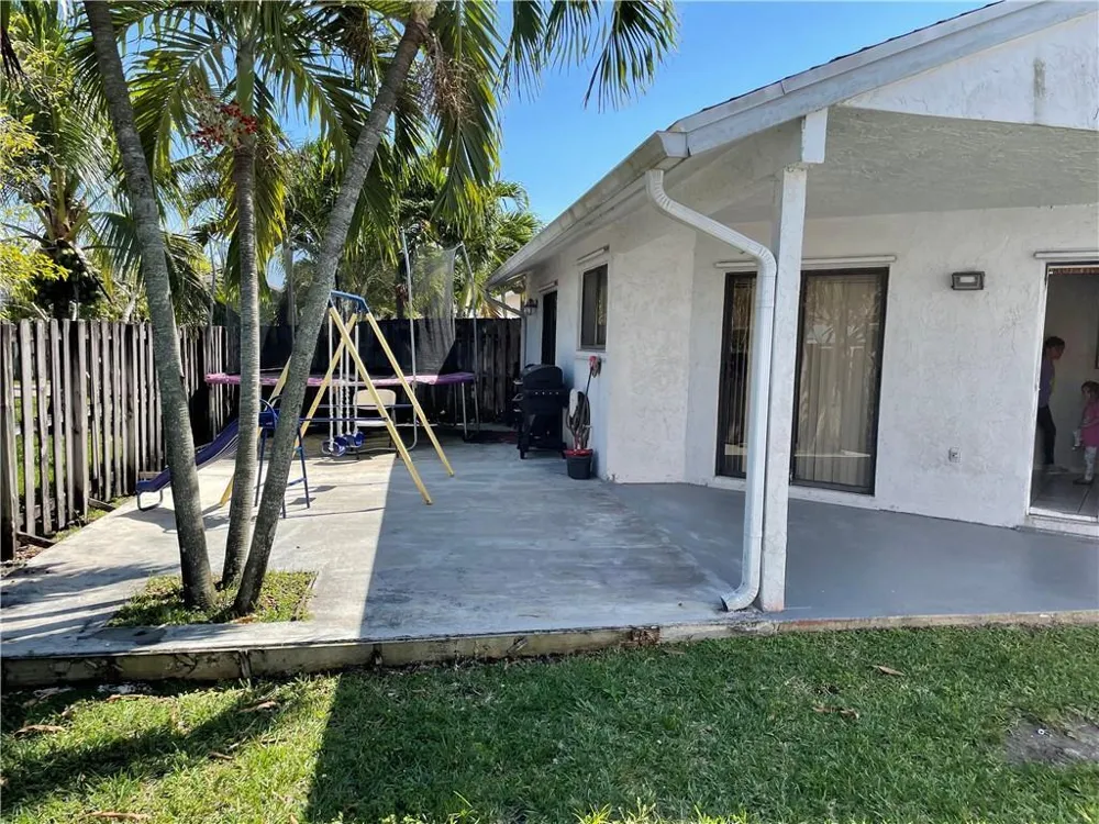 1231 SW 112th Avenue Pembroke Pines, FL 33025