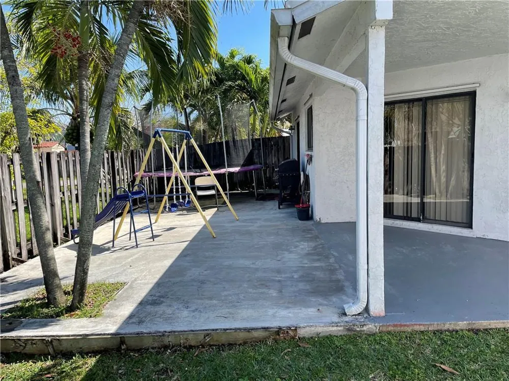 1231 SW 112th Avenue Pembroke Pines, FL 33025
