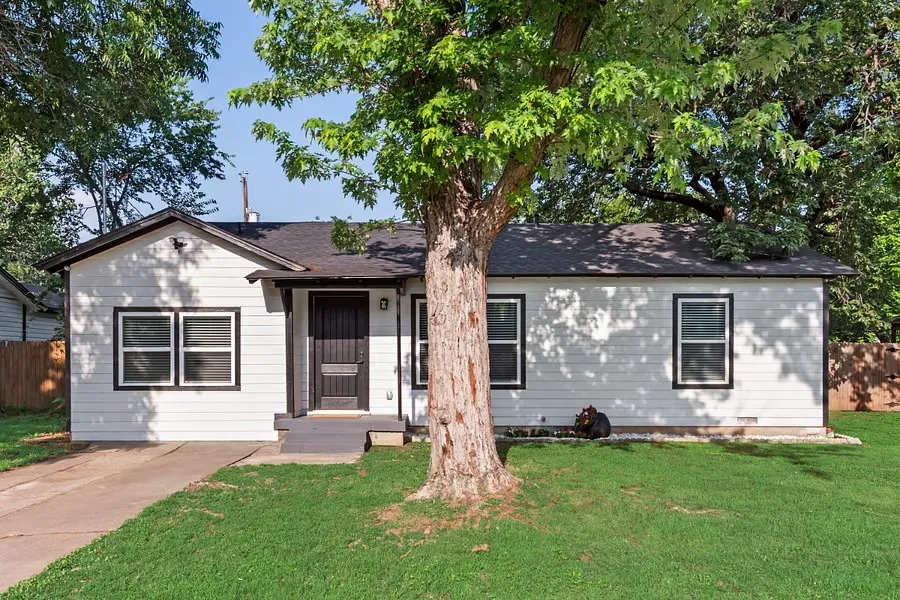 228 Harrison Lane Hurst, TX 76053