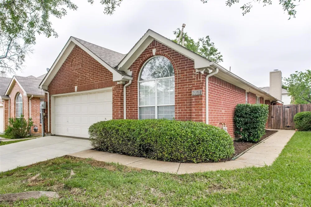 2103 Amherst Drive Lewisville, TX 75067