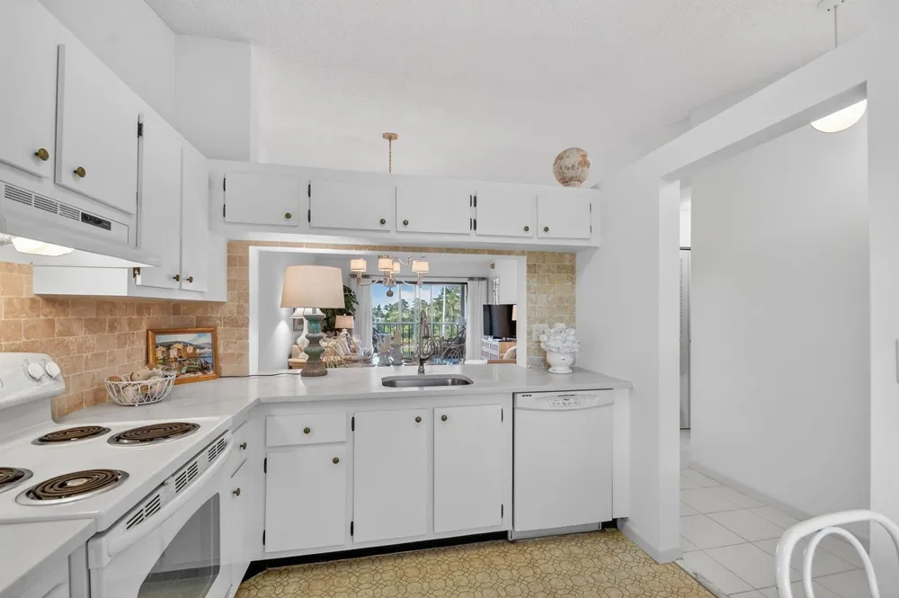 4542 Lucerne Lakes Boulevard E #202 Lake Worth, FL 33467