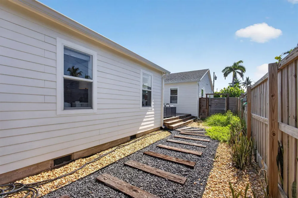1305 Palmway 