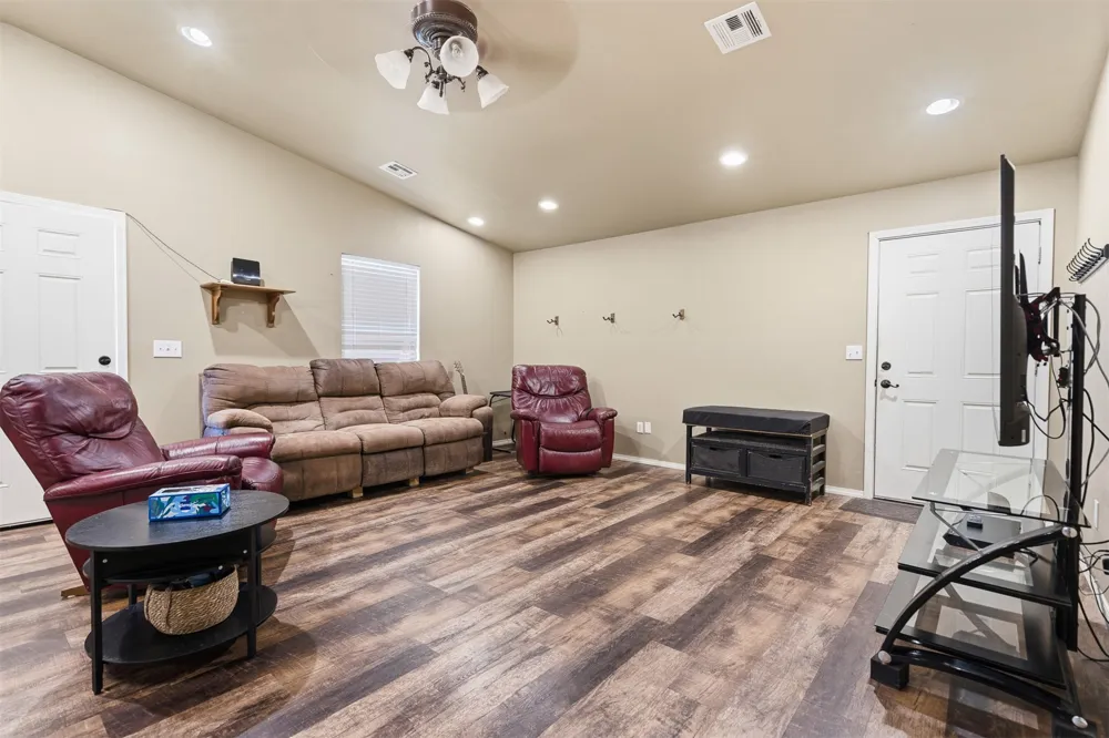 9989 Polecat Avenue Kingston, OK 73439